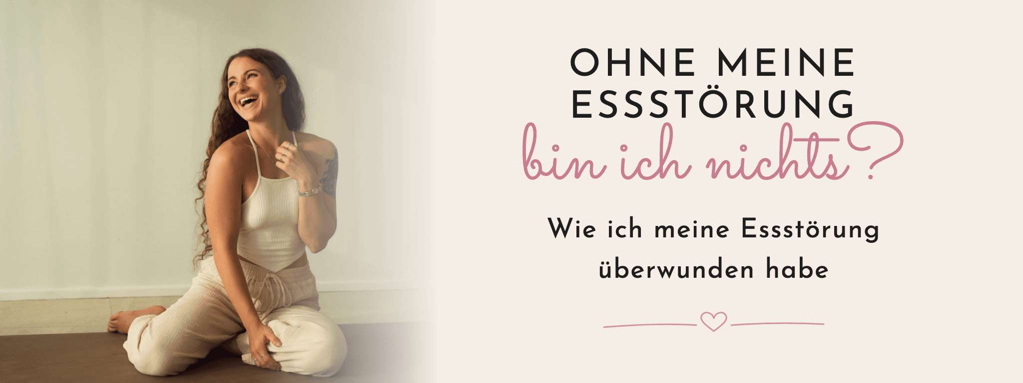 Ohne meine Essstörung bin ich nichts? Wie ich meine Essstörung überwunden habe – Blogbanner von FemBaLina mit Lina, die lachend auf dem Boden sitzt