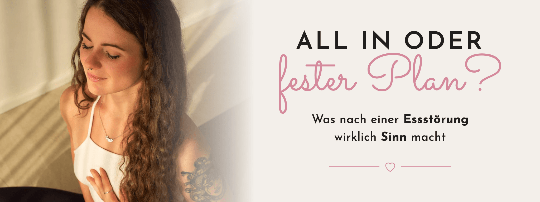 All in oder fester Plan? Was nach einer Essstörung wirklich Sinn macht – Blogbanner von FemBaLina mit Lina, die mit geschlossenen Augen und der Hand auf der Brust sitzt